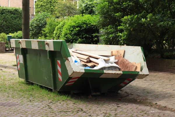 근처에 버려진 쓰레기통 집수리나 — 스톡 사진
