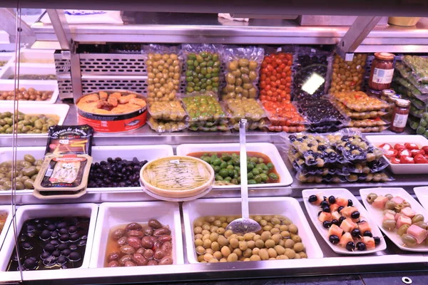 바르셀로나 2019 Barcelona Spain September Assortment Olives Boqueria Market Stand — 스톡 사진