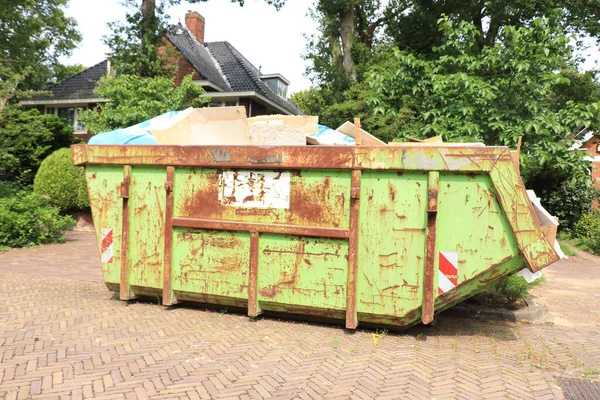 Beladener Müllcontainer Der Nähe Einer Baustelle Einer Hausrenovierung Oder Wartung — Stockfoto