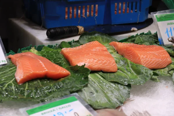 Barcelona Espanha Setembro 2019 Grandes Pedaços Salmão Cru Mercado Boqueria — Fotografia de Stock