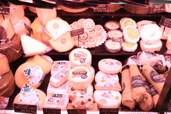 2019年9月30日 西班牙巴塞罗那 拉博克亚市场上的各种奶酪 标签案文 西班牙文产品说明 欧元价格 — 图库照片
