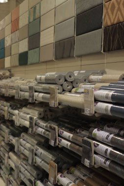 Cruquius, Hollanda - 31 Temmuz 2021: Donanım yarasında duvar kağıdı koleksiyonu. Duvarda çeşitli renk ve desenler gösterildi