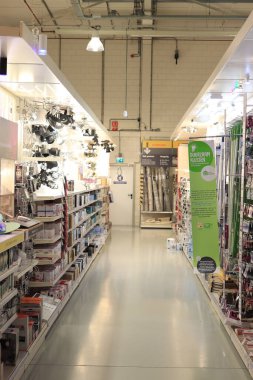 Cruquius, Hollanda - 31 Temmuz 2021: bir nalbur dükkanının ışıklandırma bölümü. Modellerin çeşitliliği