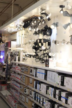 Cruquius, Hollanda - 31 Temmuz 2021: bir nalbur dükkanının ışıklandırma bölümü. Modellerin çeşitliliği