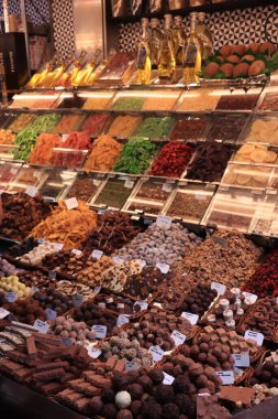 Barselona, İspanya - 30 Eylül 2019: İspanya 'nın Barcelona kentindeki La Boqueria pazarında çeşitli çikolatalar