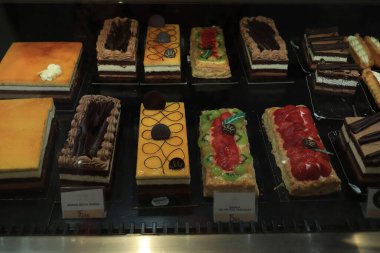 Barselona, İspanya - 30 Eylül 2019: Lüks bir süpermarkette sergilenen lüks şekerlemeler. Etiketler üzerine metin: İspanyolca ürün bilgisi. Turta, çikolata ve ahududu.