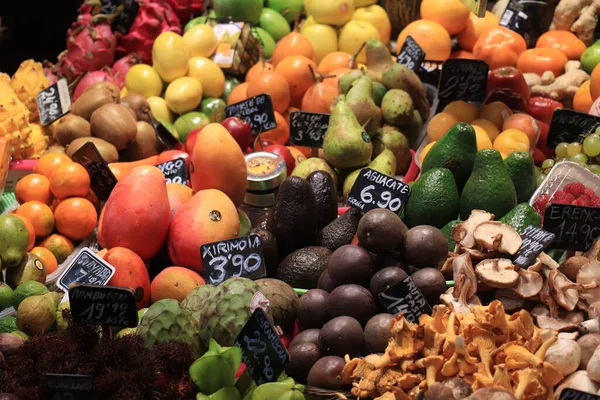 バルセロナ スペイン 2019年9月30日 ボケリア市場でカラフルな果物 展示されている果物の異なる種類 タグのテキスト スペイン語の製品名 ユーロの価格 — ストック写真