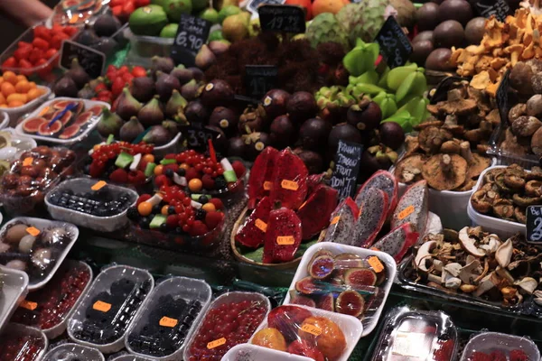 バルセロナ スペイン 2019年9月30日 Boqueria Marketの果物と野菜の店 新鮮な 食べる準備ができて 果物や野菜を包んだの広い選択 — ストック写真