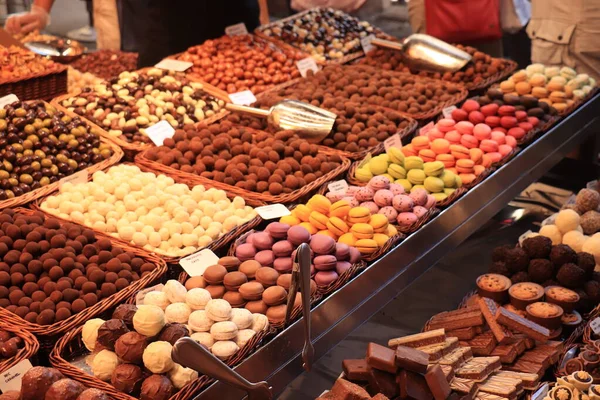 バルセロナ スペイン 2019年9月30日 スペインのバルセロナにあるラ ボケリア市場では様々な種類のチョコレートとマカロンが販売されています — ストック写真