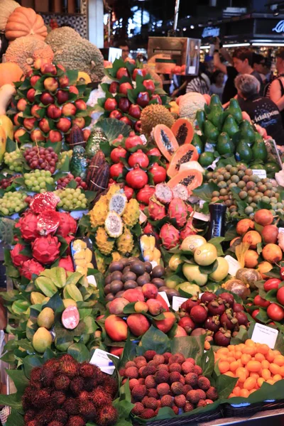 バルセロナ スペイン 2019年9月30日 ボケリア市場でカラフルな果物 市場では様々な熱帯果物が売られています — ストック写真