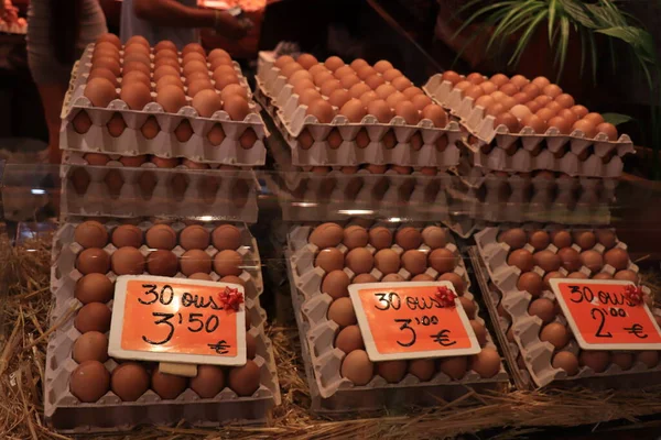 Barcelona España Septiembre 2019 Huevos Frescos Mercado Boquería Montones Huevos — Foto de Stock