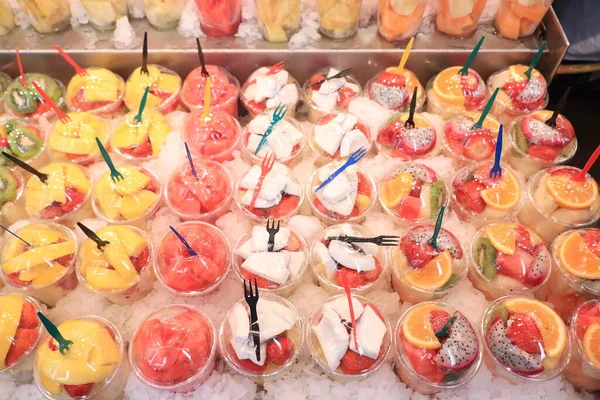 Barcelona España Septiembre 2019 Ensaladas Frutas Frescas Mezcladas Envasadas Envases —  Fotos de Stock