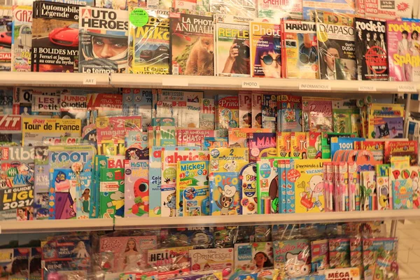 法国波旁 2021年9月13日 法国超级市场上一个摊位上的杂志 按主题分类 — 图库照片