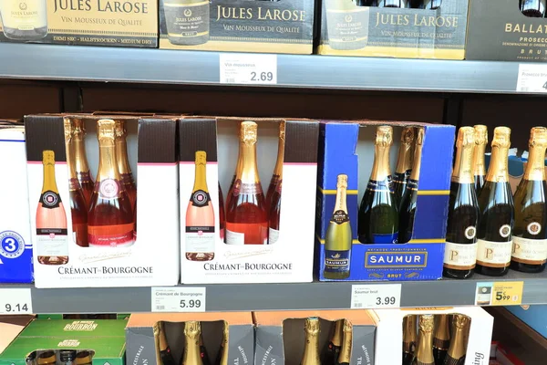 Bourbon Lancy, Fransa - 14 Eylül 2021: Süpermarkette köpüklü şaraplar. İndirimli bir süpermarkette geleneksel şaraplar