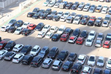 Marsilya, Fransa - 25 Eylül 2019: gemi terminali yakınlarındaki bir otoparkta arabalar