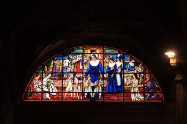 Savona, İtalya - 26 Eylül 2019: Savona Katedrali, Cattedrale di Santa Maria Assunta, Savona 'nın tarihi merkezinde Roma Kattolik Kilisesi, 1584-1605 yılları arasında inşa edildi. Lekeli Camların Ayrıntıları