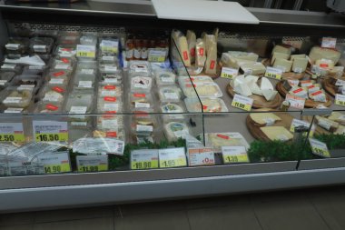 Savona, İtalya - 26 Eylül 2019: süpermarket içi. Çeşitli peynir markaları. Etiketler üzerine metin: ürün bilgileri İtalyanca, fiyatlar avro.