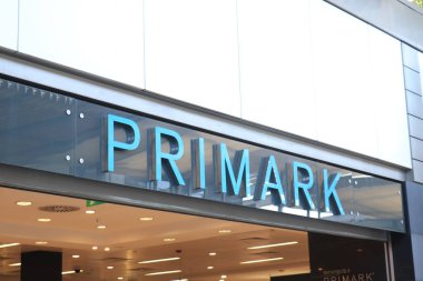 Cornella de Llobregat, İspanya - 1 Ekim 2019: Cornella de Llobregat 'taki Splau alışveriş merkezinin öncelikli kıyısı. Primark, İrlanda kökenli uygun fiyatlı bir giyim markası.