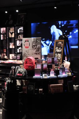 Barcelona El Prat Havaalanı, İspanya - 1 Ekim 2019: Viktorya Gizli Perakende mağazası bir havaalanı alışveriş merkezinde