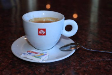 Savona, İtalya - 27 Eylül 2019: Markalı kahve fincanında Illy Coffee