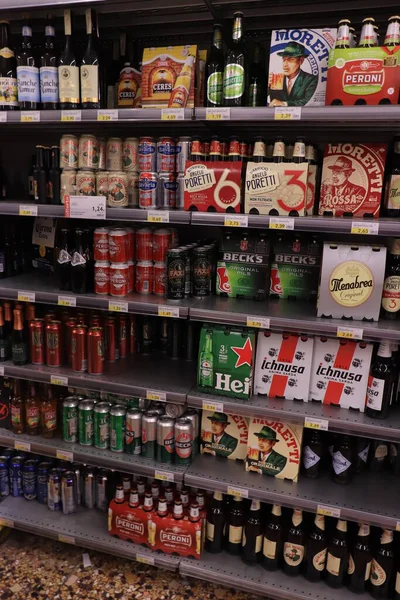 Savona Włochy Września 2019 Sekcja Piwa Supermarkecie Puszkach Butelkach Największych — Zdjęcie stockowe
