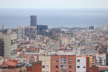 Barselona, İspanya - 28 Eylül 2019: Parc Guell 'den Barcelona' nın görüntüsü. Arka planda Akdeniz