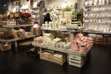 Cornella de Llobregat, İspanya - 28 Eylül 2019: Barcelona yakınlarındaki Splau alışveriş merkezinde ev dekorasyonu dükkanı. Doğal renklerde çeşitli lüks ev eşyaları.