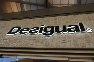 Cornella de Llobregat, İspanya - 28 Eylül 2019: Splau Mall 'daki Desigual mağazası. Desigual merkezi Barcelona 'da bulunan bir İspanyol moda şirketidir.