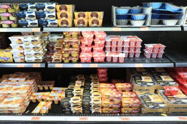 Barselona, İspanya - 28 Eylül 2019: Bir süpermarkette İspanyol tatlısı. Farklı markalar, karamelli yumurta bazlı tatlı.