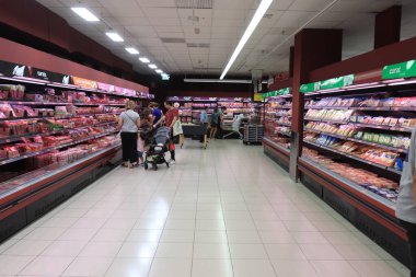 Barselona, İspanya - 28 Eylül 2019: İspanyol süpermarket içi. Çeşitli buzdolabı ve ürünlerle dolu geniş koridor