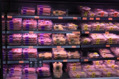 Barselona, İspanya - 28 Eylül 2019: Süpermarkette tavuk ve hindi eti. Önceden paketlenmiş farklı türde kümes hayvanları. İspanyolca ve Katalanca etiketler üzerine metin.