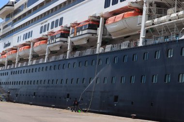 IJmuiden, Hollanda - 15 Haziran 2020: MS Zaandam Felison Terminali 'nde Hollanda Amerika Hattı tarafından işletiliyor. HAL, Covid 19 nedeniyle tüm seferleri iptal etti
