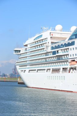 IJmuiden, Hollanda - 17 Temmuz 2020: Seabourn Ovation, Felison Terminali 'ne demirlemiştir. Dünya çapındaki Covid 19 salgını yüzünden kullanım dışı.