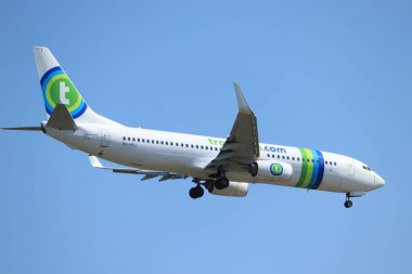 Amsterdam, Hollanda - 7 Ağustos 2020: PH-HSJ Transavia Boeing 737-800, Hollanda 'nın Schiphol Amsterdam Havalimanı' ndaki Polderbaan pistine son yaklaşma