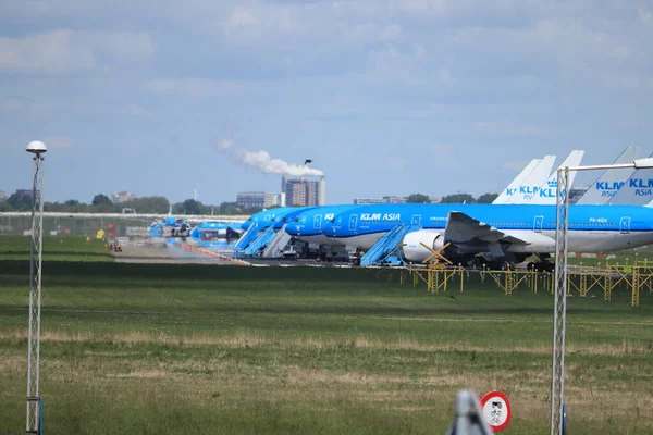 アムステルダム空港スキポール オランダ 2020年5月5日 空港のロックダウン いくつかのKlmボーイング777型機がアメーバー滑走路に駐機 — ストック写真