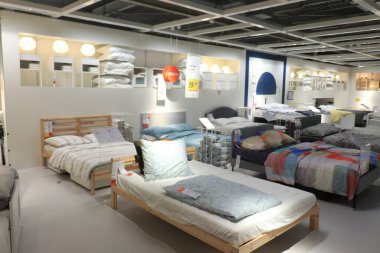Haarlem, Hollanda - 9 Ekim 2021: Ikea mağaza galerisi. Çeşitli yatak ve yatak çeşitleri