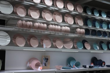 Haarlem, Hollanda - 9 Ekim 2021: Ikea mağaza galerisi, çanak çömlek ve giysi