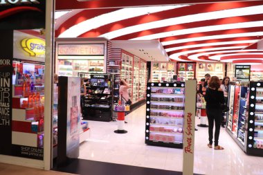 Barselona, İspanya - 29 Eylül 2019: Primor parfüm dükkanı. Primor birçok İspanyol şehrinde mağazaları bulunan İspanyol indirimli parfüm mağazasıdır.