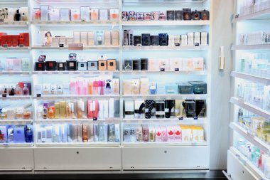 Amsterdam Schiphol Havaalanı, Hollanda - 24 Eylül 2019: Havaalanı alışveriş merkezinde farklı marka parfümler