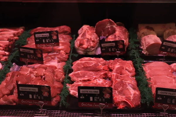 Moulins Francia Septiembre 2021 Diferentes Tipos Carne Refrigerador Supermercado Texto —  Fotos de Stock