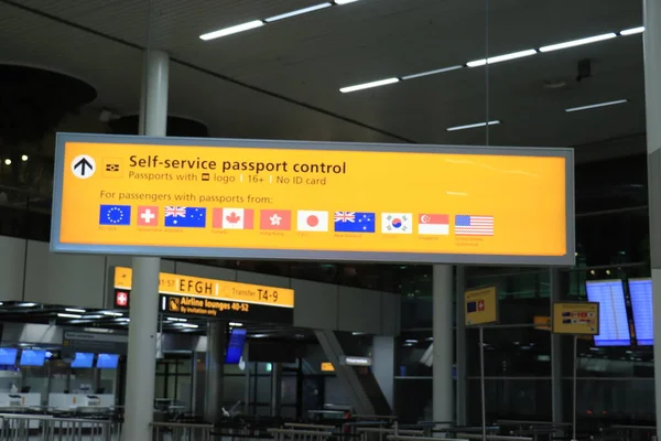 Amsterdam Netherlands September 2019 Yellow Sign Airport Self Service Passport — стокове фото