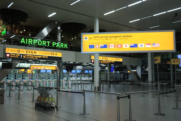 Amsterdam Netherlands September 2019 Yellow Sign Airport Self Service Passport — стокове фото