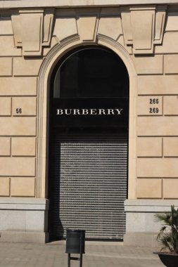 Barselona, İspanya - 29 Eylül 2019: Passeig de Gracia 'daki Burberry Store, Katalan modernizminin Barselona' daki ana caddesi, Jugendstil 'in İspanyol versiyonu, 1895-1910 yılları arasında