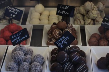 Barselona, İspanya - 29 Eylül 2019: Bir dükkanda çikolata topları, farklı renkler ve farklı tatlar