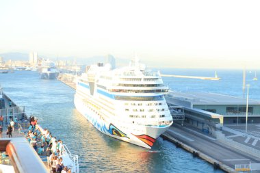 Barselona, İspanya - 24 Eylül 2019: Aida Stella Barcelona gemi terminaline demir attı. Aida Stella 'nın sahibi ve işletmecisi Aida Cruises.