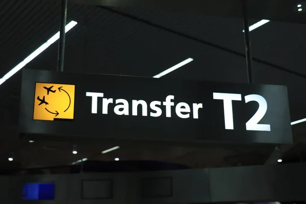 Amsterdam Netherlands September 2019 Yellow Illuminated Sign Airport Information Transfer — стокове фото