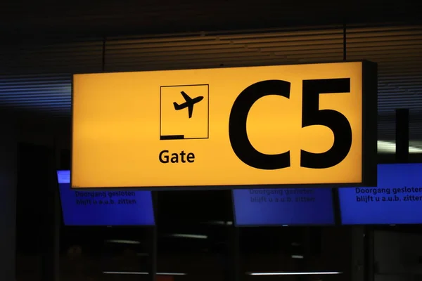 荷兰阿姆斯特丹 2019年12月24日 在阿姆斯特丹国际机场 黄灯指示牌上有登机门 用于起飞的航班 — 图库照片