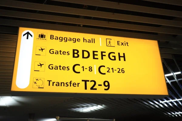 Amsterdam Netherlands September 2019 Yellow Illuminated Sign Airport Gate Letter — стокове фото