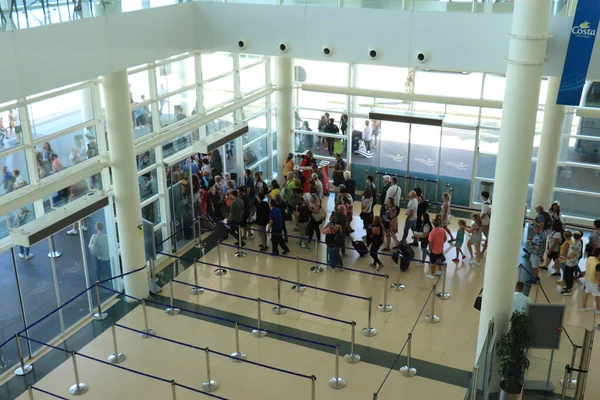 Barcelona Espanha Setembro 2019 Passageiros Saindo Terminal Cruzeiros Barcelona Fazendo — Fotografia de Stock