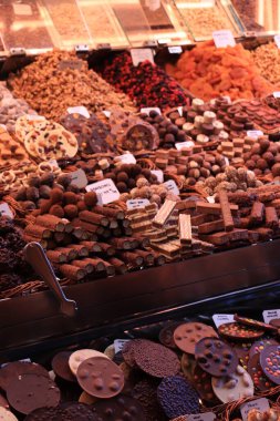 Barselona, İspanya - 30 Eylül 2019: İspanya 'nın Barcelona kentindeki La Boqueria pazarında çeşitli çikolatalar